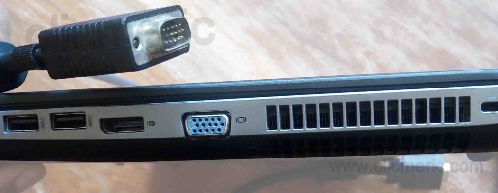 Connectez un écran externe sur le port VGA ou HDMI